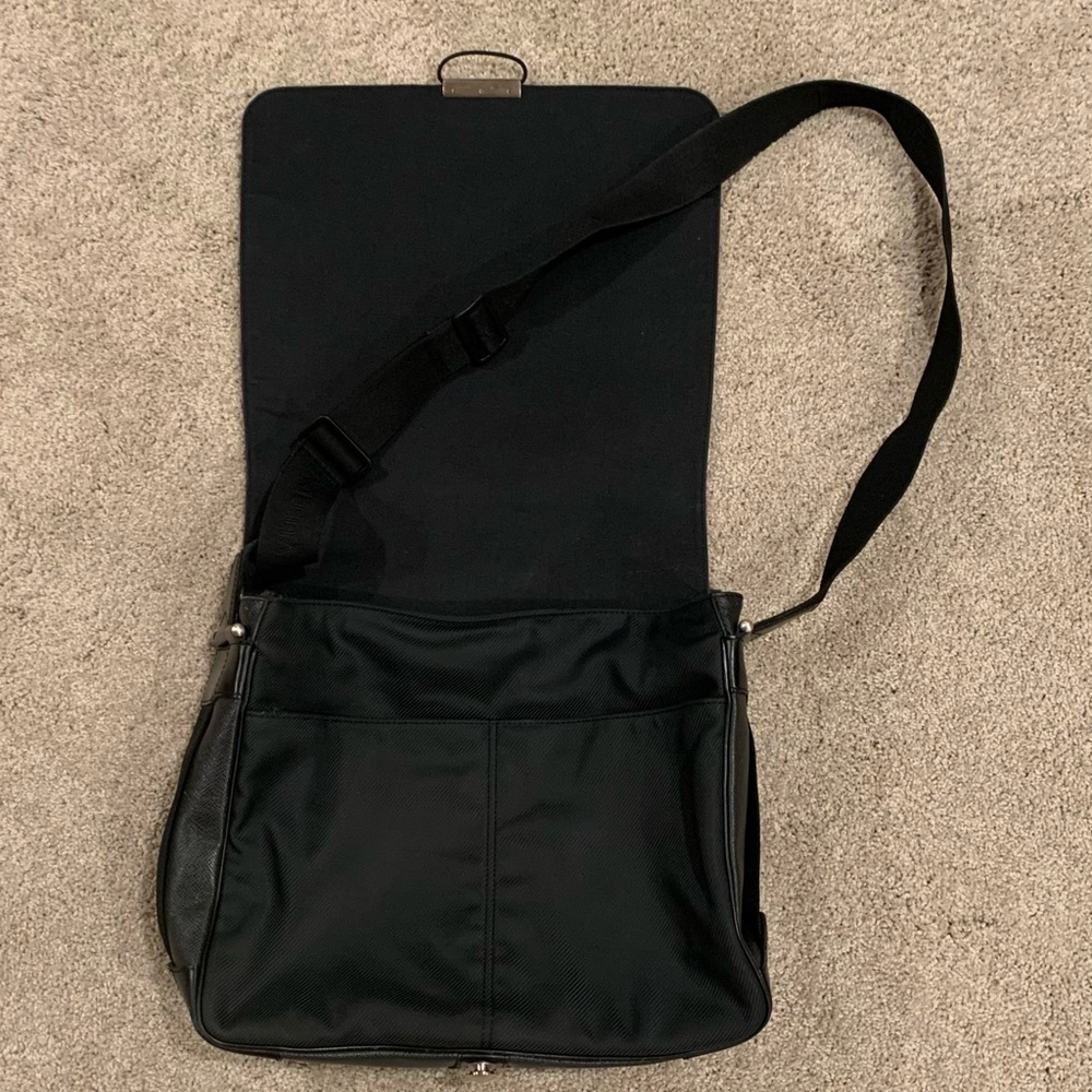 Louis Vuitton Taiga Viktor Messenger bag - Picture 11 of 12